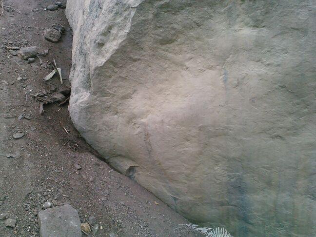 Parte del mural que sobresale sobre la tierra, aparece cubierto completamente de polvillo proveniente de la cantera INVERCOT.