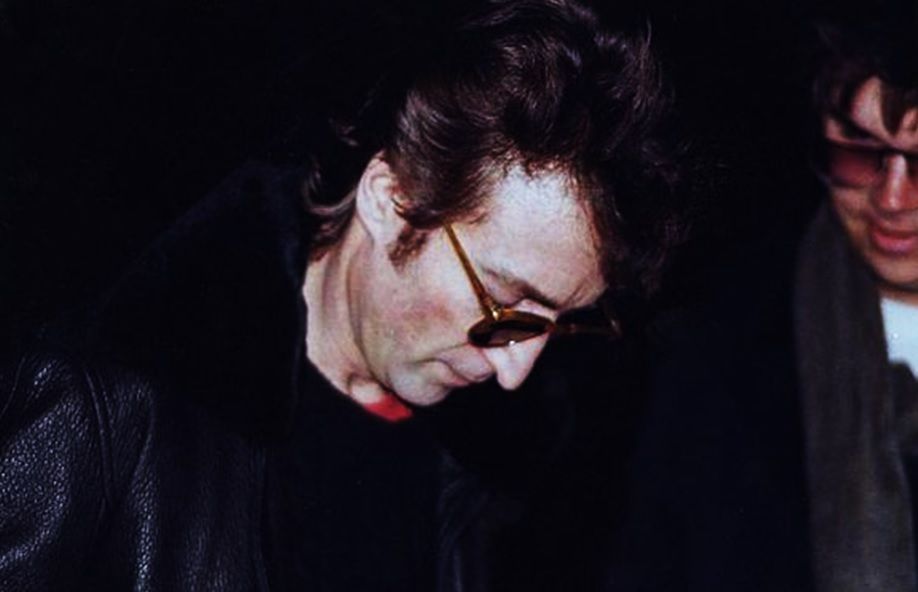 John Lennon le firmó un autógrafo a su asesino. Un fotógrafo registró ese momento. (Dar clic para ampliar)