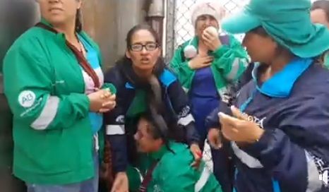 Atemorizadas las trabadoras de Aguas de Bogotá fueron acorraladas por las tropas del ESMAD.