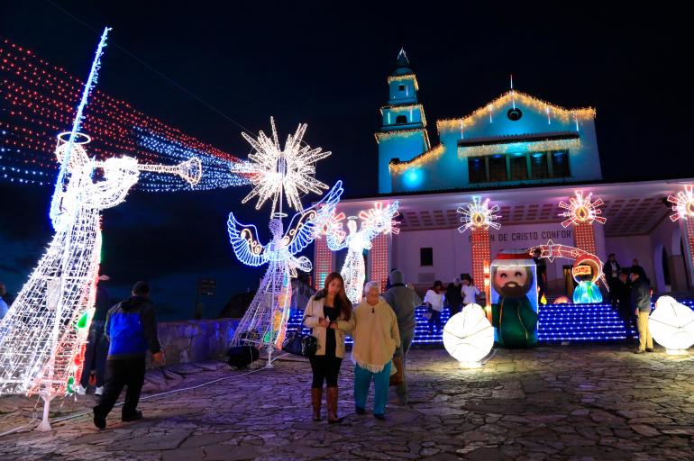 La iluminación en Monserrate es uno de los planes turísticos para la temporada decembrina.