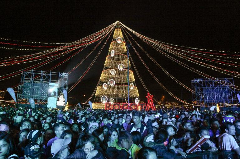 En el Parque El Tunal se prendió la navidad con el encendido del árbol de Navidad mas alto de Colombia, con mas de 50 mts. de altura.