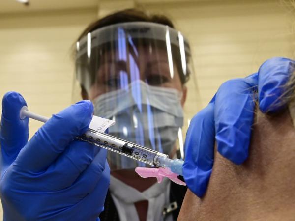 Personas mayores de 50 años ya podrán ser vacunadas contra el coronavirus sin cita