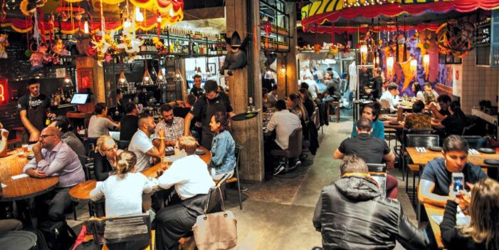 Restaurantes y bares deberán entregar menús en físico con precios y en pesos colombianos