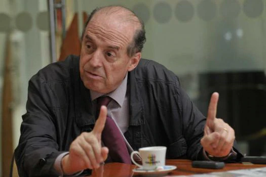 Petro designa como canciller al exnegociador de paz Álvaro Leyva Durán