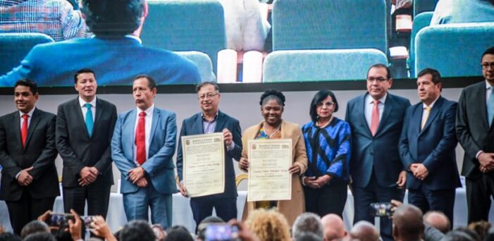 Gustavo Petro y Francia Márquez recibieron las credenciales que certifican su triunfo en las elecciones en Colombia