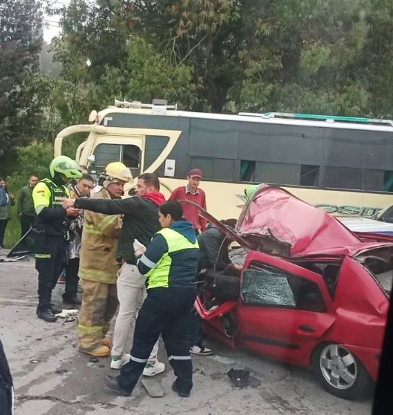 Accidente de tránsito en la vía Chusacá–Sibaté deja un muerto y 14 ...